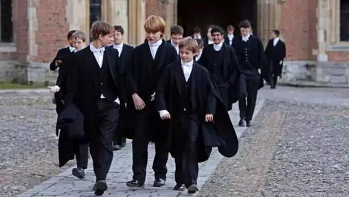 校服承擔(dān)育人功能，但為何中國校服卻承擔(dān)管理功能？