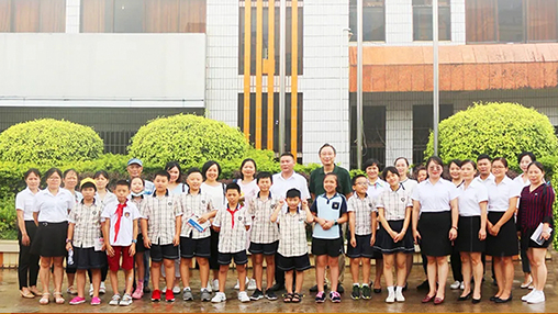 《南國早報(bào)》小記者團(tuán)走進(jìn)百裕集團(tuán)生產(chǎn)中心，探訪“學(xué)生裝”奧秘